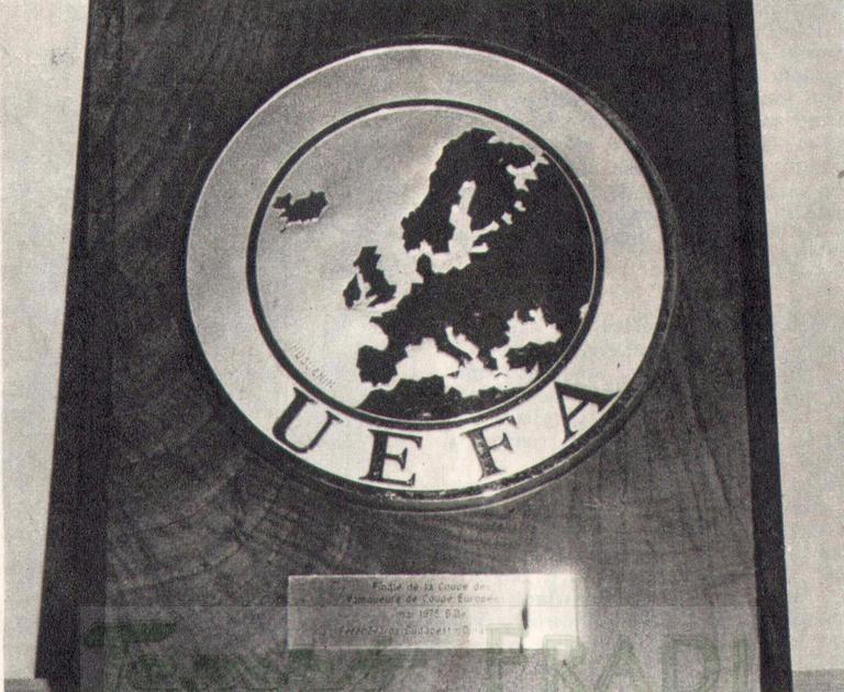 10 év elteltével ismét kupadöntőt játszott a Fradi. Ezúttal a KEK döntőjében, Baselben mérkőzött: DINAMO KIJEV-FTC 3-0. Az 1974-75-ös kupaküzdelem nagy-nagy Ferencvárosi bravúrjainak - Liverpool, Malmö, Crvena Zvezda - következtében 1975. május 14-én került sor a döntőre. A fiatal tartalékos csapat a nagy tudású ellenféllel szemben nem tudta korábbi sikereit megismételni - a kupát a szovjet csapat nyerte. Nekünk Ferencvárosiaknak ez az UEFA-plakett is kedves emlék, hiszen már a döntőbejutás is szép fegyvertény, óriási siker volt.