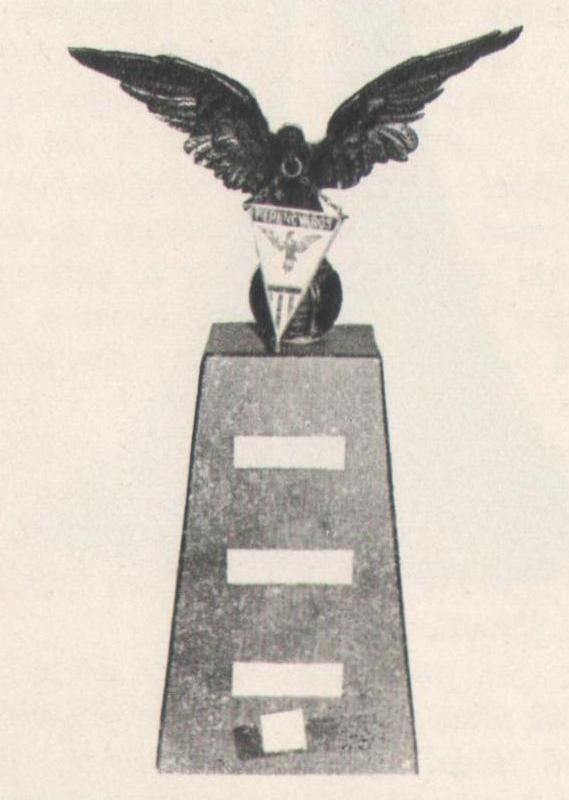 A ferencvárosi szurkolótábor mindig megajándékozta kedvenceit. A század elején még nagyon szegények voltak ezek az ajándékok: a pékek sóskiflit vittek a csapatnak, a hentesek húsáruval kedveskedtek, mások szivart, cigarettát ajándékoztak. A húszas évek végétől már szervezettebb formában, az úgynevezett B-közép irányí­tásával gondoskodtak a játékosokról. A 100%-os bajnokság megnyerése után például valamennyi játékos ezüst cigarettatárcát kapott emlékül! Ez a bronz sasmadár márvány alapon sok-sok élsportoló vitrinjét dí­szí­tette. Éveken át ilyen ajándékkal emlékeztek meg a kiváló teljesí­tményt nyújtó ferencvárosi sportolókról. Szigeti Lajos Európa-bajnok ökölví­vónk és a többiek mind-mind féltve őrzött kincse ez a szurkolóktól kapott ajándék. Toldi Géza még külföldi edzősködése idejére is magával vitte a kedves emléket, amelyet csupaszí­v játékáért 1935-ben kapott.