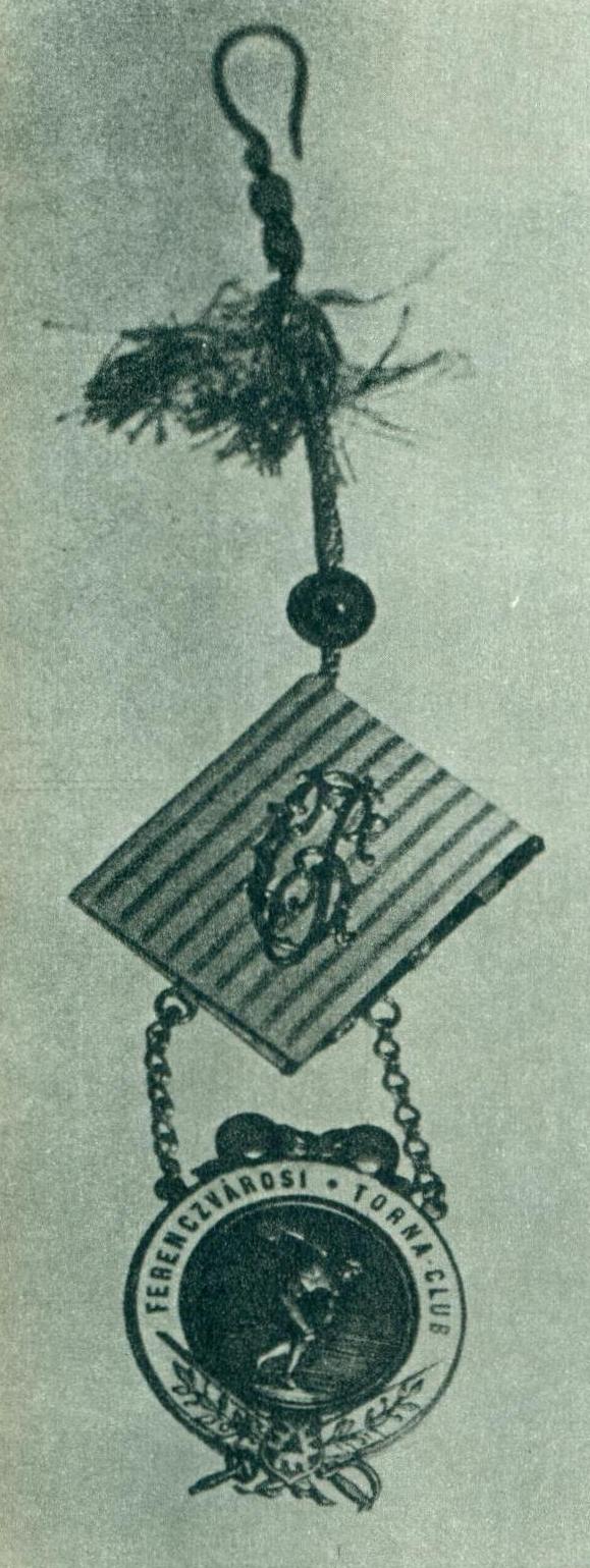 1900. január 27-én első alkalommal jöttek össze az FTC hí­vei. Érdekes, hogy nem sportesemény volt a program, hanem jótékony célú bál! A 41 védnöknő és a ferencvárosi polgárság nagy része, elsősorban anyagi alapot kí­vánt teremteni a bevételből. E nevezetes eseménynek a táncrendjét bocsátotta rendelkezésünkre egyik alapí­tó tagunknak, Gabrovitz Kornélnak a családja. Zöld-fehér zsinóron függ a dí­szes kivitelű táncrend, amelyhez tetszetősen kombinálták az egyesület embléma kombinációját: a középen egy diszkoszvetőt ábrázoló figurával. Ez c kis emléktárgy gyűjteményünk egyik ékessége, hiszen a századeleji í­zléskultúrát is hí­ven tükrözi.